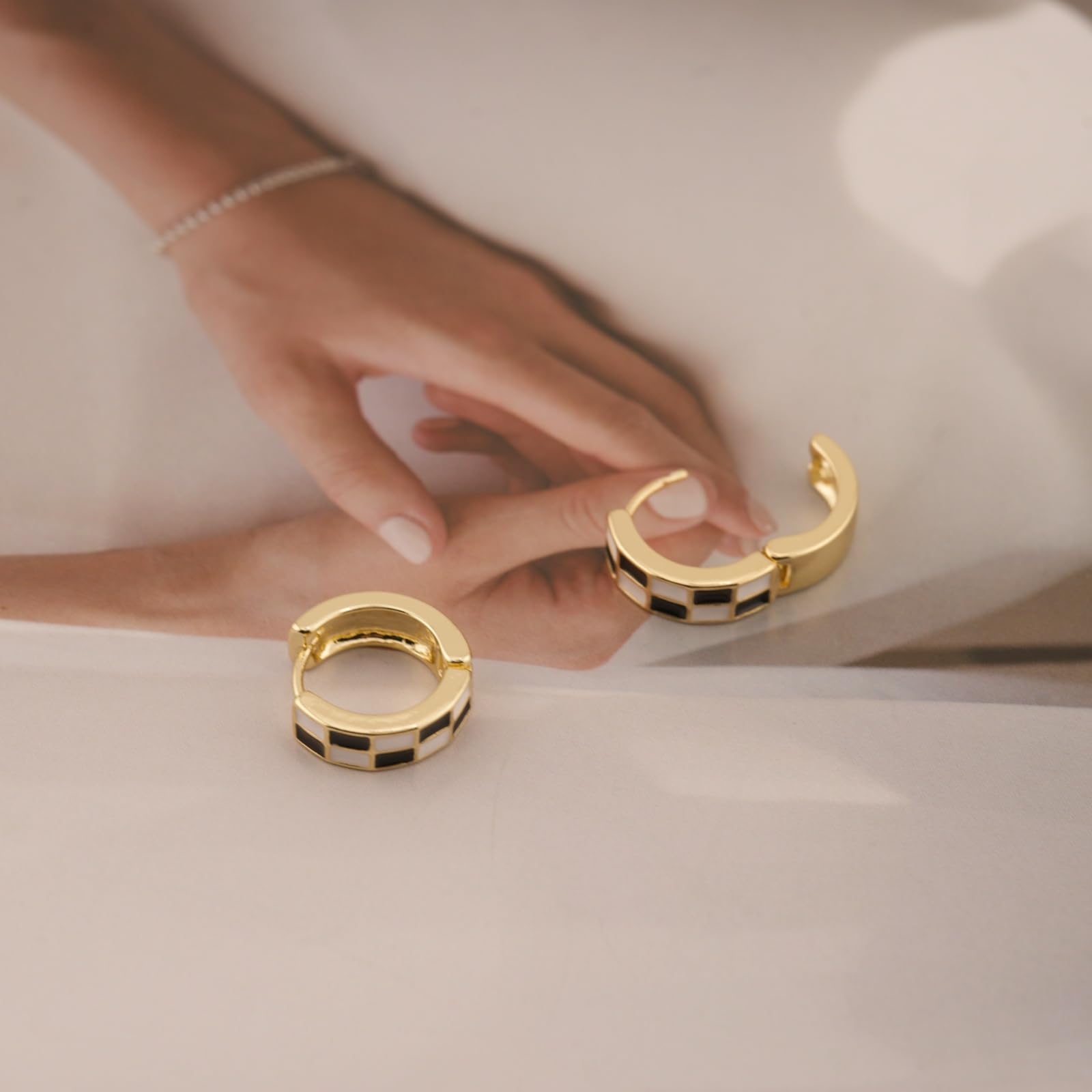 Sriomu Chic Checker Small Hoop Cartilage Earrings Teacher Earrings for Women；White Black Enamel Hypoallergenic Hooped Gifts Gold and Silver tone