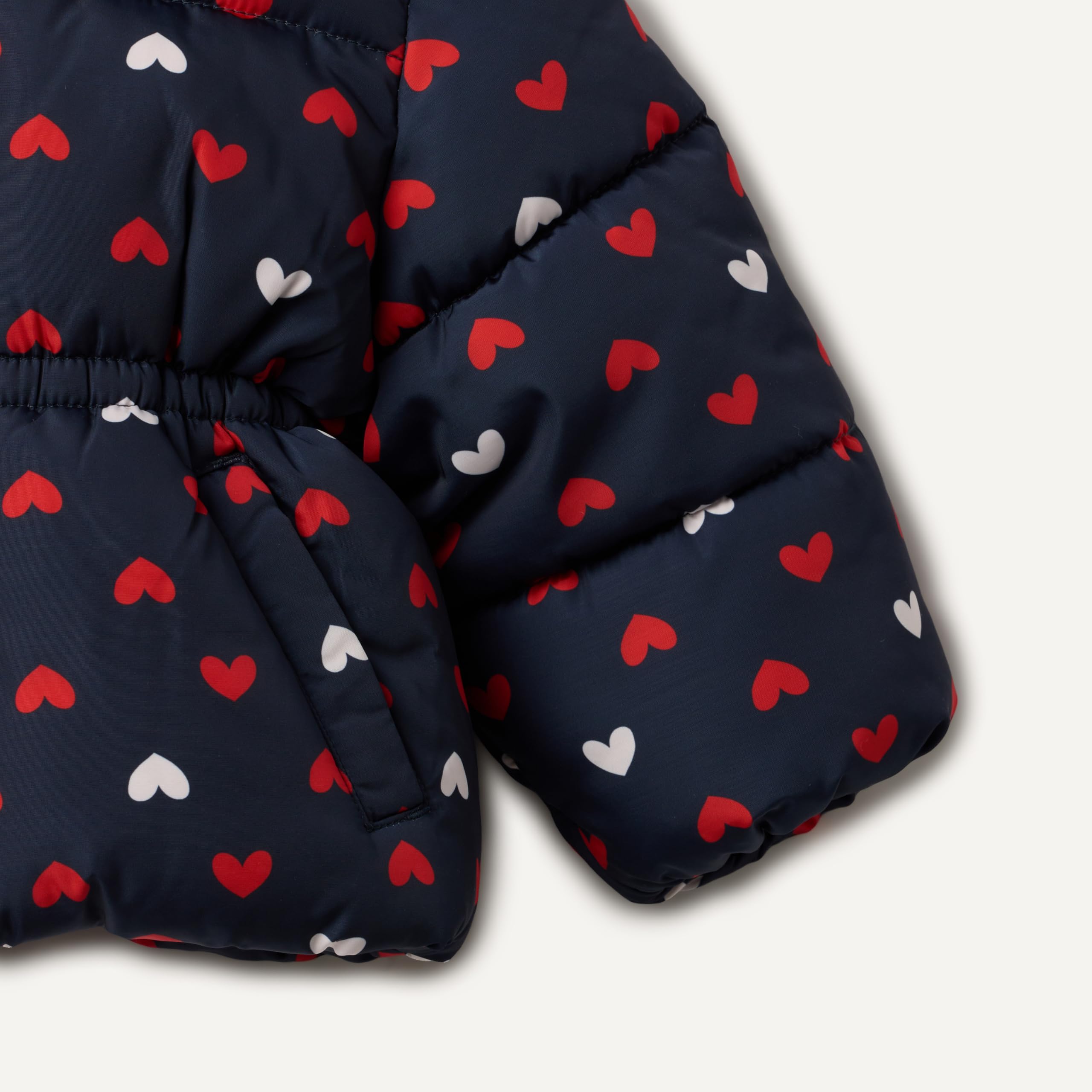 Amazon Essentials x Sofia Grainge Toddler Girls' Water-Resistant Hooded Puffer Jacket, Navy Hearts, 3T