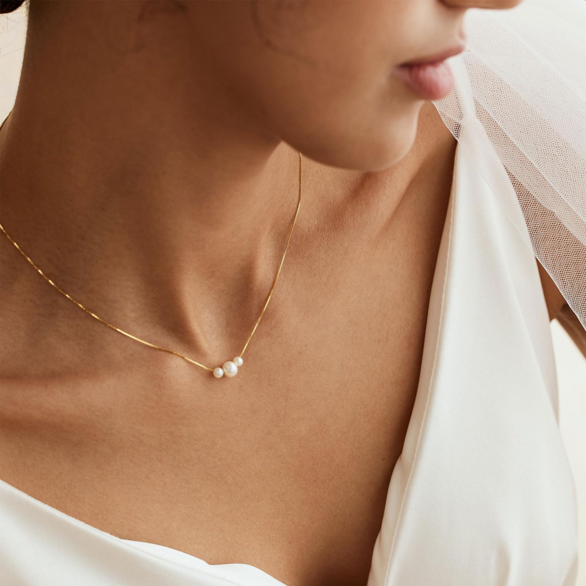 Decholly Mothers Day Gifts for Mom Gold Pearl Necklaces for Women Trendy, 14K Gold Plated Dainty Necklace Simple Pearl Necklace Women's Jewelry Friend Mothers Day Birthday Wedding Jewelry Gifts for Women