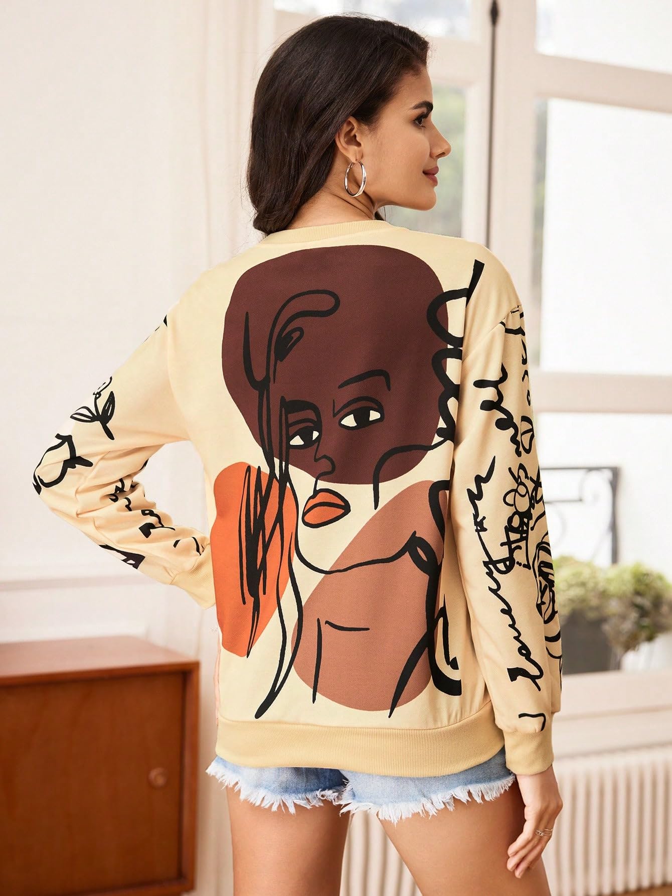 WDIRARA Women's Figure Graphic Print Sweatshirt Round Neck Long Sleeve Contrast Color Graffiti Pullovers Apricot L