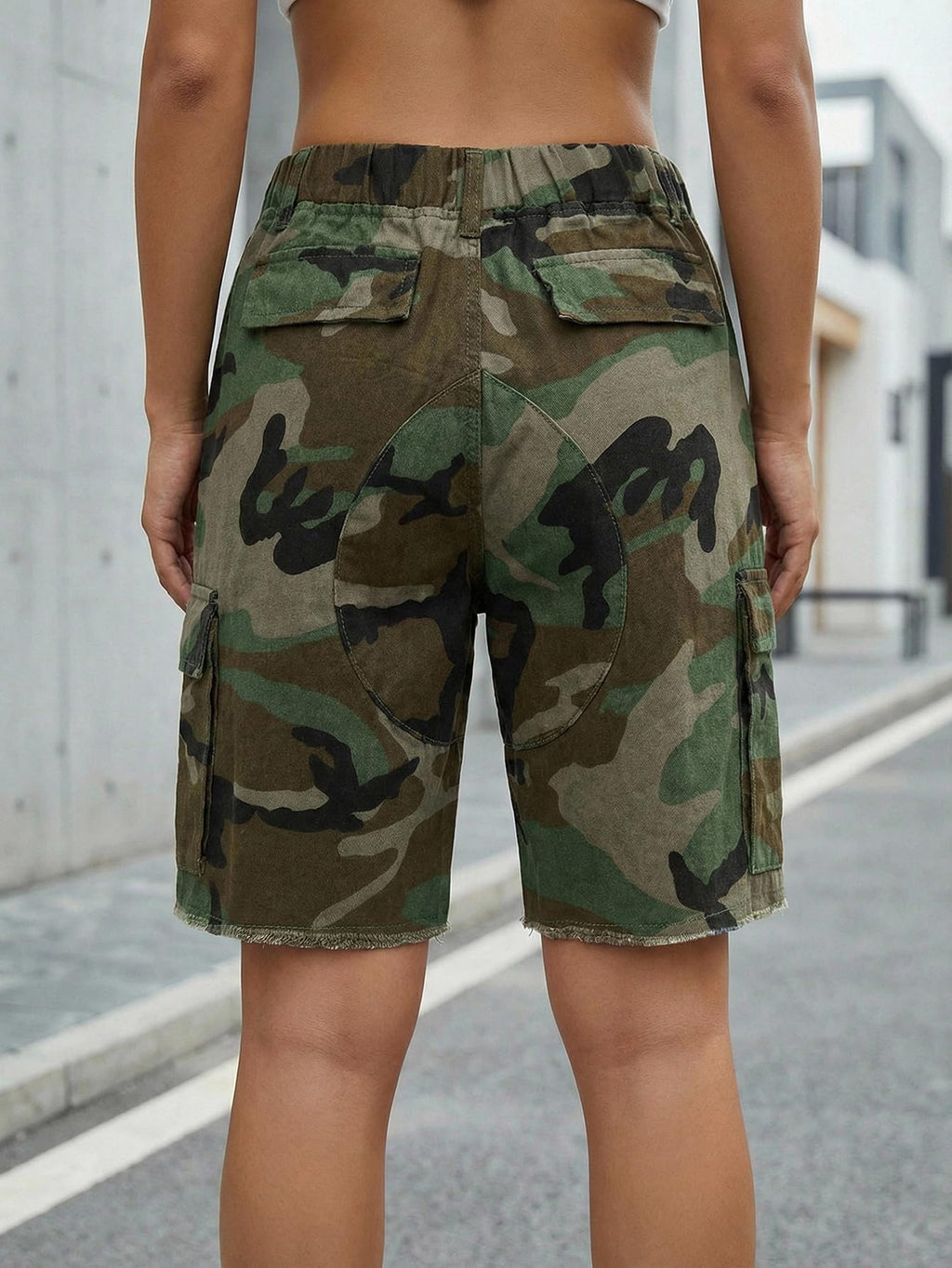 WDIRARA Women's Camo Cargo Shorts Streetwear Elastic Waist Bermuda Shorts with Flap Pockets Camouflage Fatigue Shorts Green XX-Large