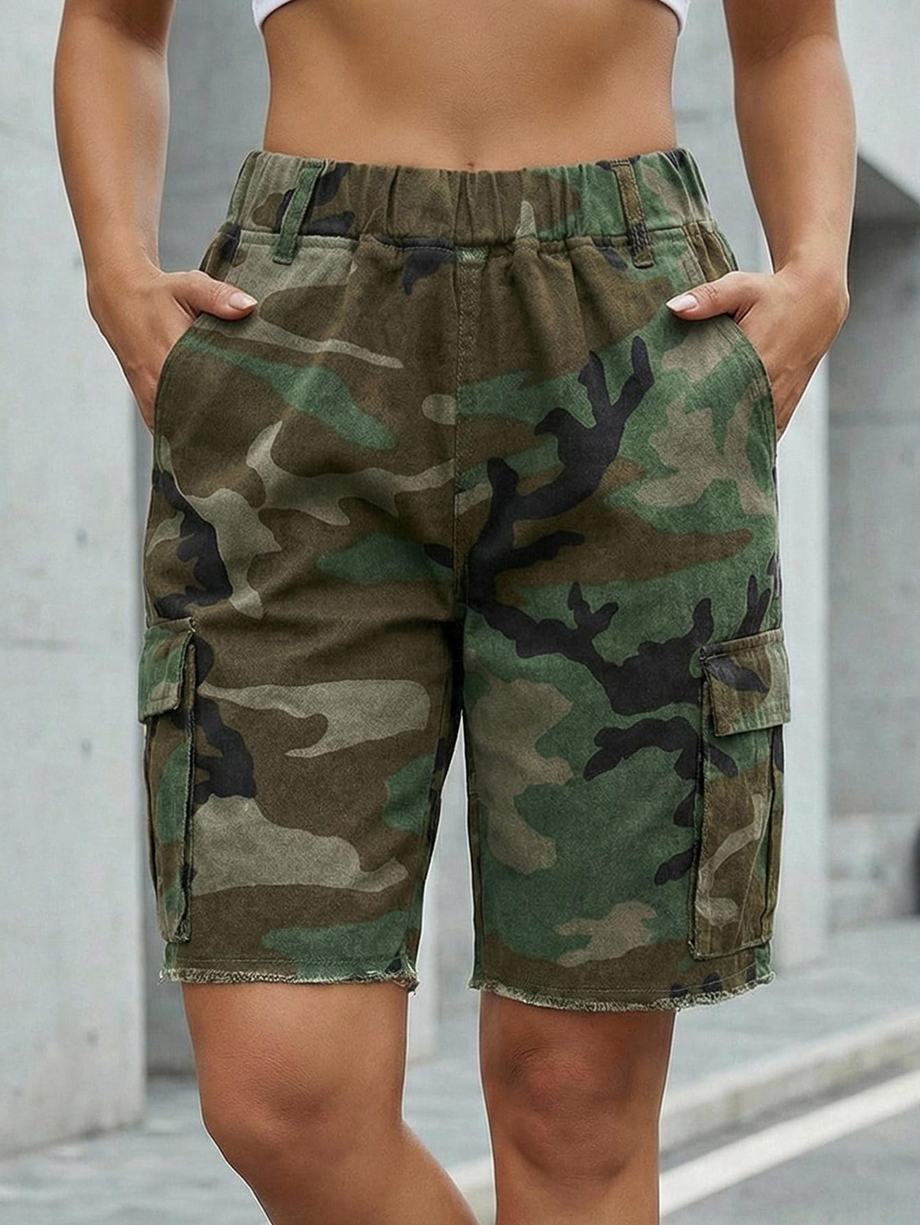 WDIRARA Women's Camo Cargo Shorts Streetwear Elastic Waist Bermuda Shorts with Flap Pockets Camouflage Fatigue Shorts Green XX-Large