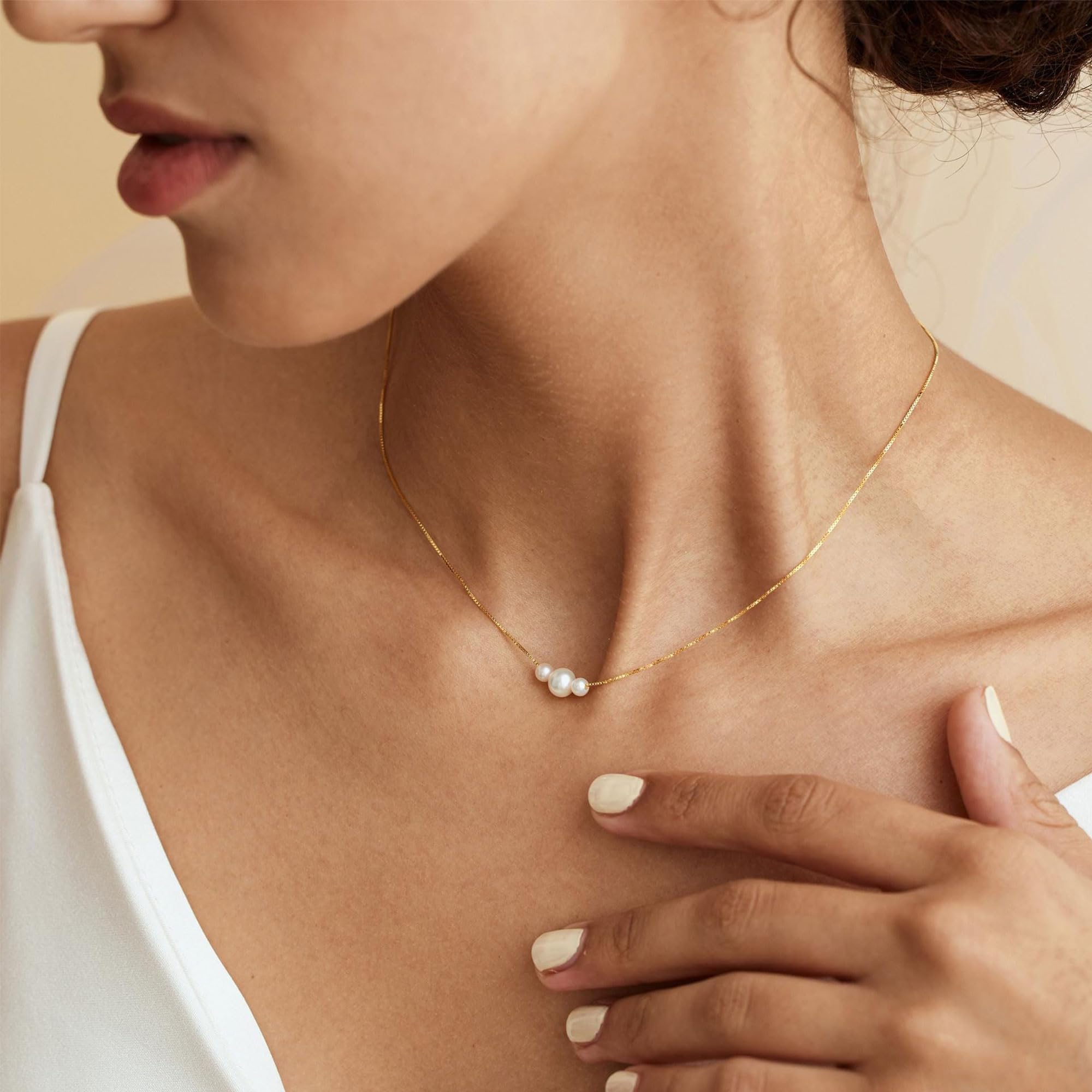 Decholly Mothers Day Gifts for Mom Gold Pearl Necklaces for Women Trendy, 14K Gold Plated Dainty Necklace Simple Pearl Necklace Women's Jewelry Friend Mothers Day Birthday Wedding Jewelry Gifts for Women