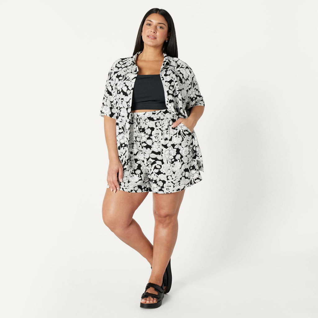 Amazon Essentials Women's High-Rise Relaxed-Fit Fluid Twill Pull-On Shorts (Shirt Sold Separately), Black Ivory Folk Floral, Small