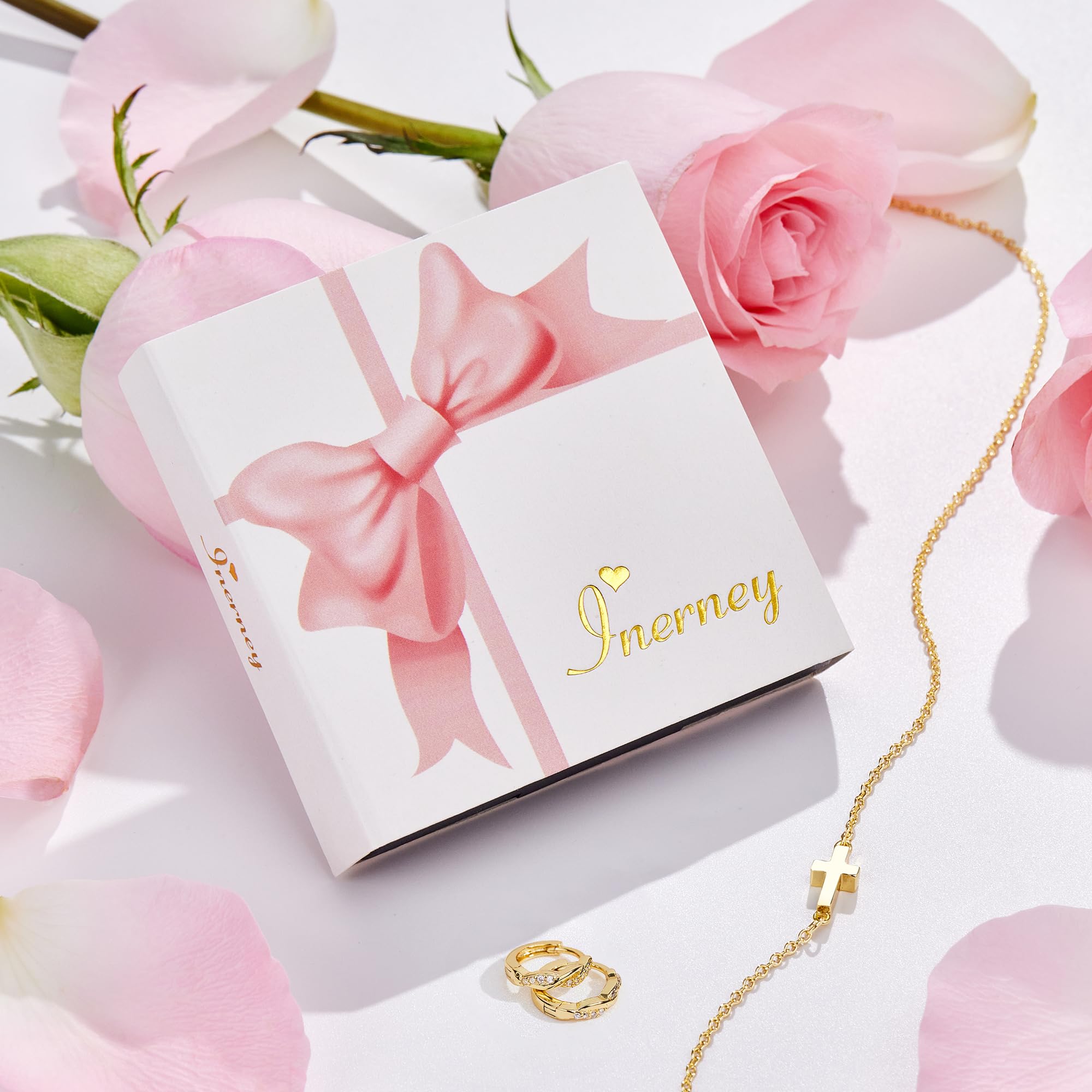 Inerney Gold P Necklace for Girl, Letter P Necklace with Heart Pendant, 14K Gold Plated Initial Jewelry for Women, Dainty Gift for Mom Wife Girlfriend
