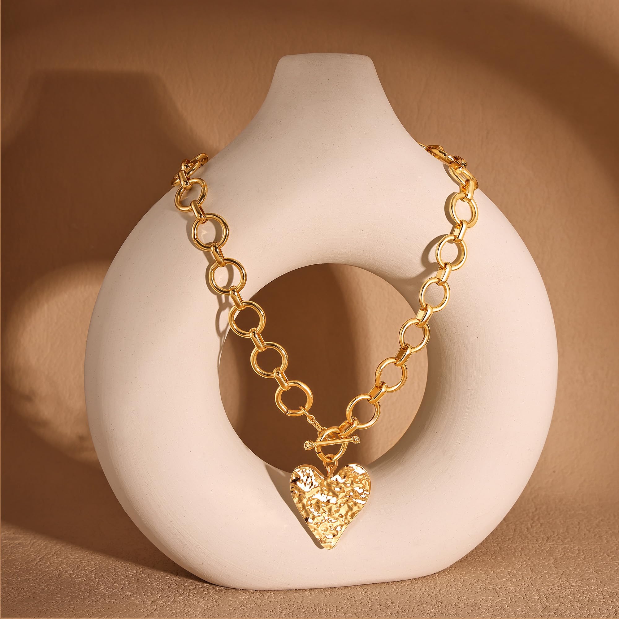 Robaice Chunky Gold Heart Necklace for Women，14K Gold Plated Hammered Heart Pendant Bold Chain Necklace with Toggle Clasp，Waterproof Non Tarnish Hypoallergenic Chunky Statement Jewelry Gift for Women