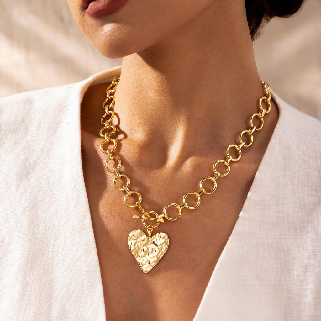 Robaice Chunky Gold Heart Necklace for Women，14K Gold Plated Hammered Heart Pendant Bold Chain Necklace with Toggle Clasp，Waterproof Non Tarnish Hypoallergenic Chunky Statement Jewelry Gift for Women