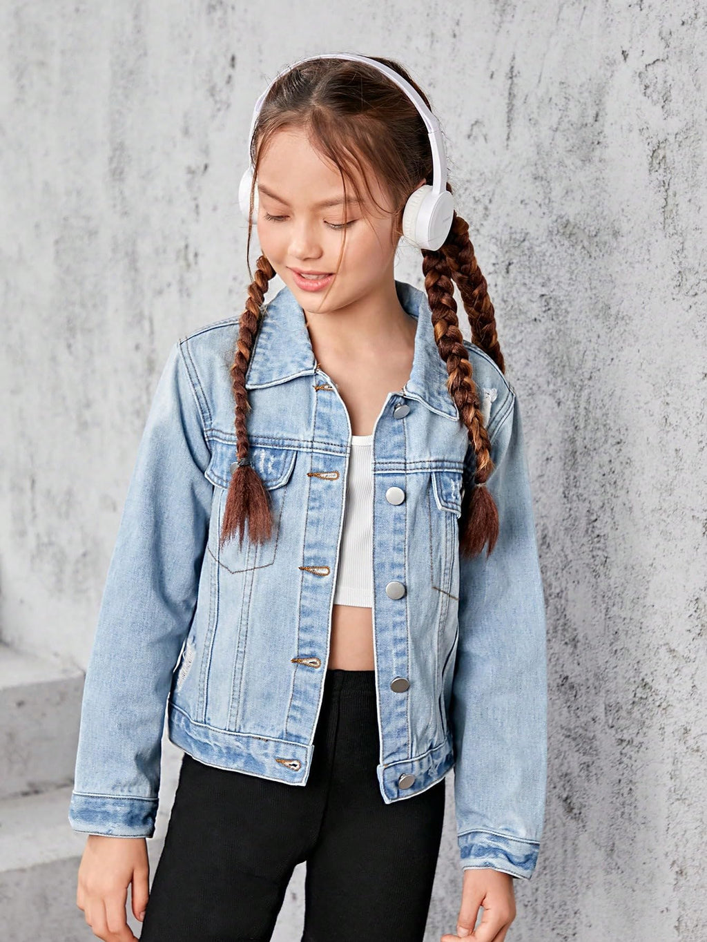WDIRARA Girl's Ripped Flap Pocket Button Front Long Sleeve Collared Denim Jacket Light Wash 11Y
