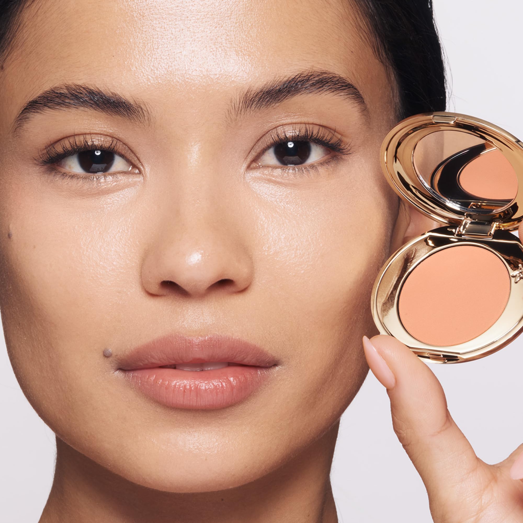Charlotte Tilbury Magic Vanish Color Corrector - Buttery Cream Makeup to Help Reduce the Appearance of Dark Circles & Puffiness - Enriched with Mica to Reveal a Luminous Complexion - Medium