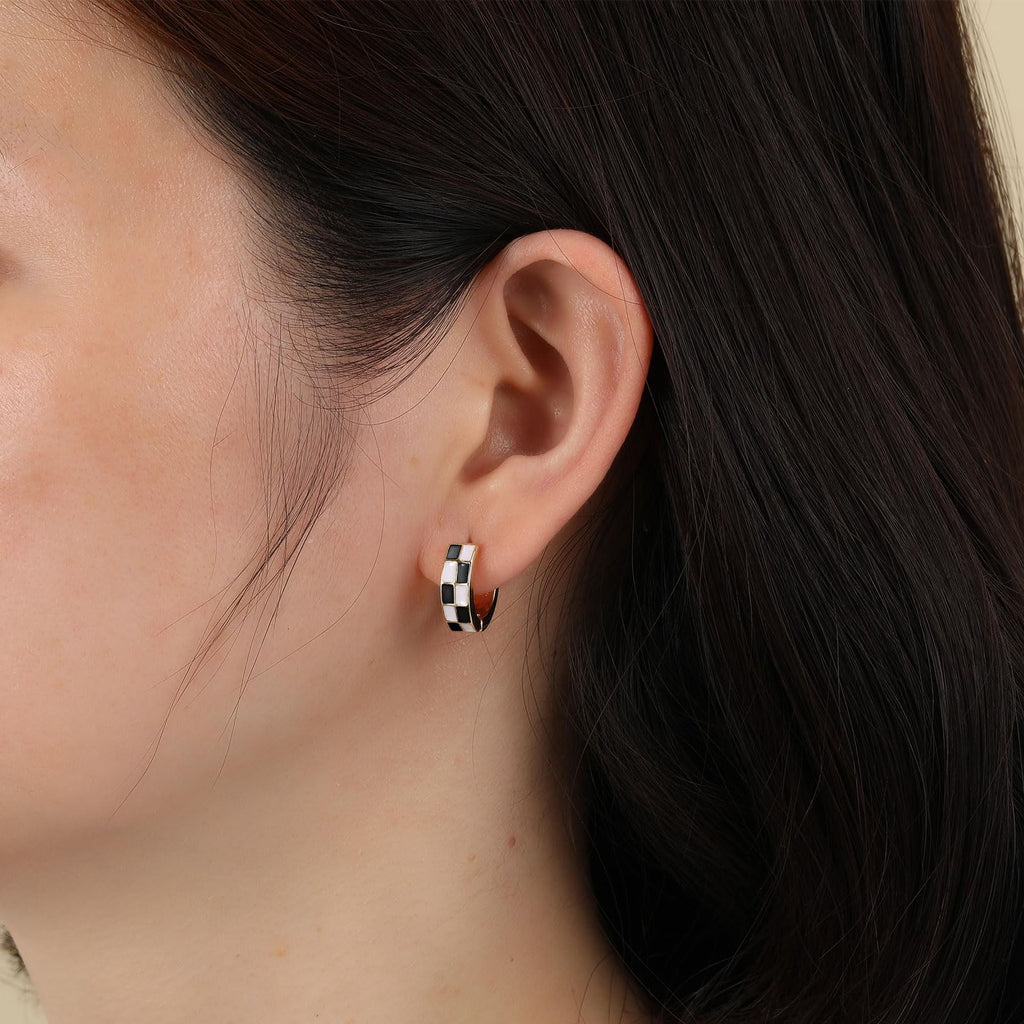 Sriomu Chic Checker Small Hoop Cartilage Earrings Teacher Earrings for Women；White Black Enamel Hypoallergenic Hooped Gifts Gold and Silver tone