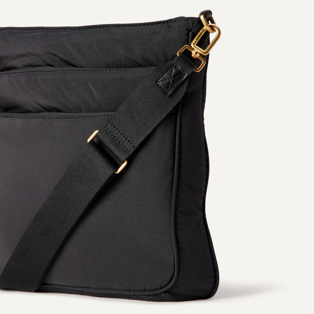 Amazon Essentials Women's Slim Nylon Crossbody Bag, Black, One Size