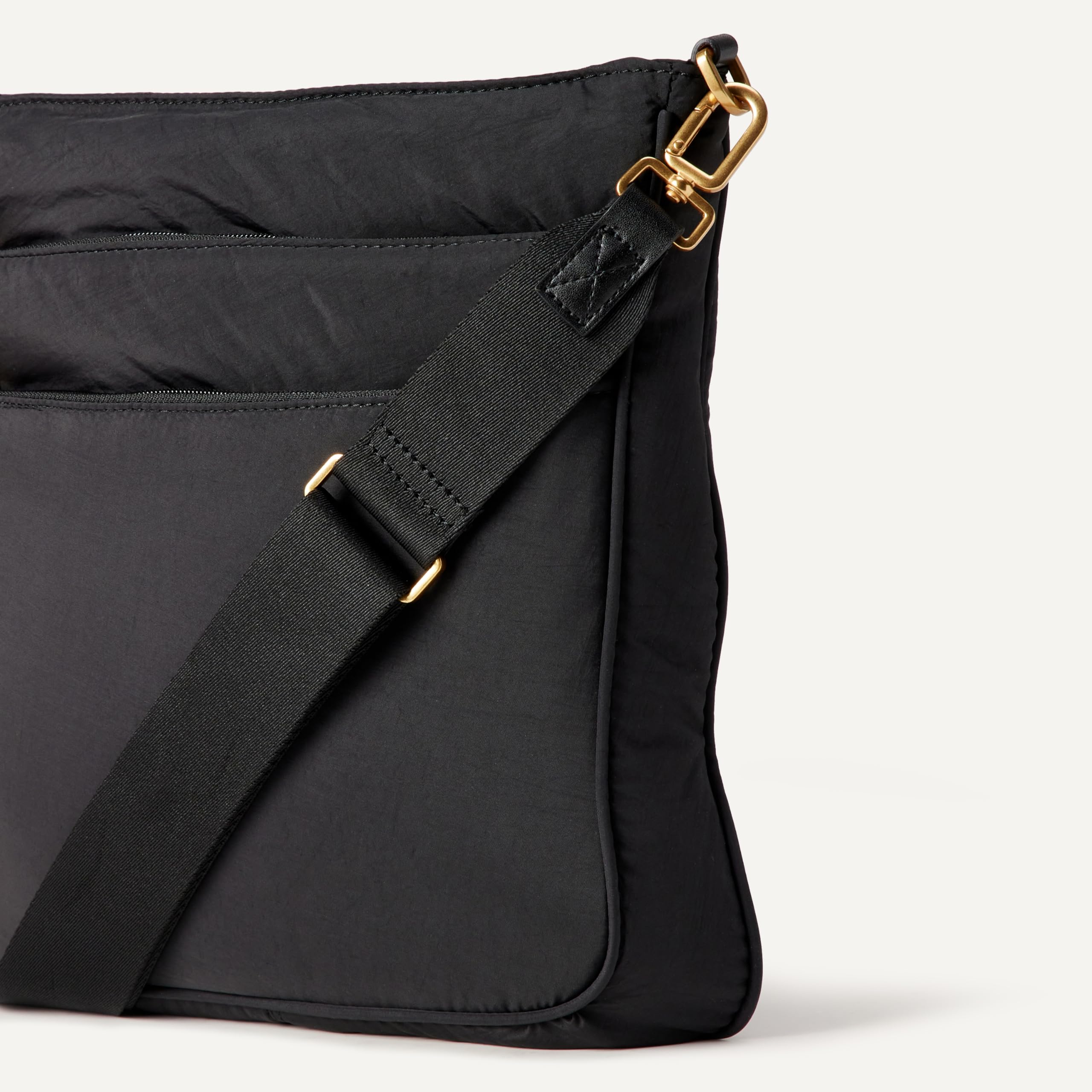 Amazon Essentials Women's Slim Nylon Crossbody Bag, Black, One Size