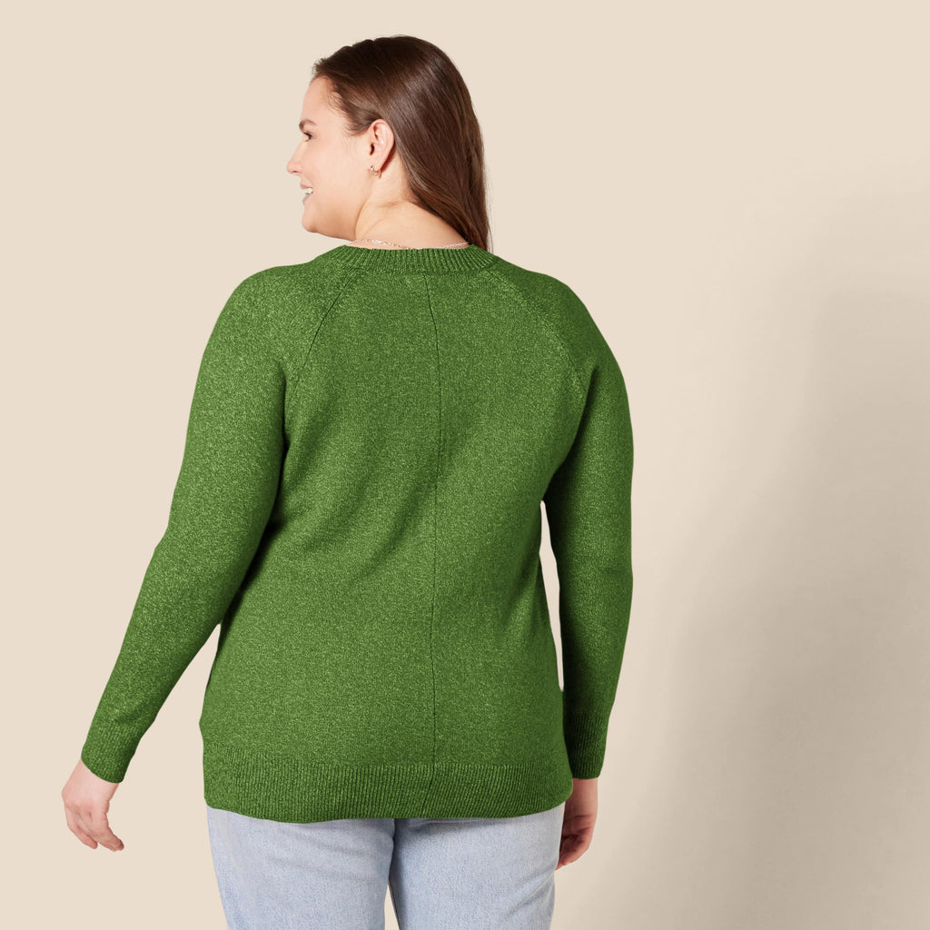 Amazon Essentials Women's Regular-Fit Soft Touch Long-Sleeve Crewneck Sweater, Green, Medium